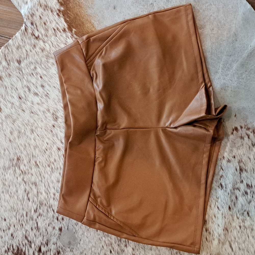 Nwot REWASH vegan leather shorts. Stretch waistband. Cognac color. Sz m.